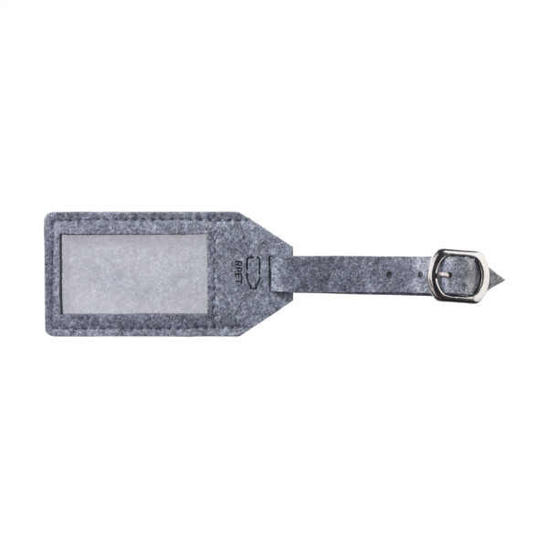 Étiquette de bagage en feutre RPET recyclé, idéale pour identifier facilement ses valises. Personnalisation en sérigraphie (1 couleur) sur une zone de marquage de 140 x 10 mm. Dimensions : 11 x 5.5 cm – Poids : 9g. Disponible en gris ou noir.