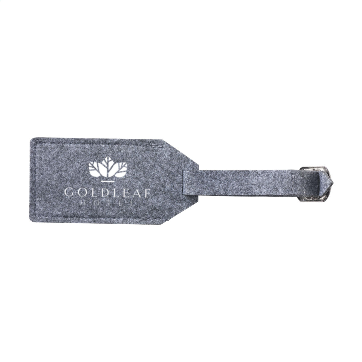 Étiquette de bagage en feutre RPET recyclé, idéale pour identifier facilement ses valises. Personnalisation en sérigraphie (1 couleur) sur une zone de marquage de 140 x 10 mm. Dimensions : 11 x 5.5 cm – Poids : 9g. Disponible en gris ou noir.
