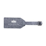Étiquette de bagage en feutre RPET recyclé, idéale pour identifier facilement ses valises. Personnalisation en sérigraphie (1 couleur) sur une zone de marquage de 140 x 10 mm. Dimensions : 11 x 5.5 cm – Poids : 9g. Disponible en gris ou noir.