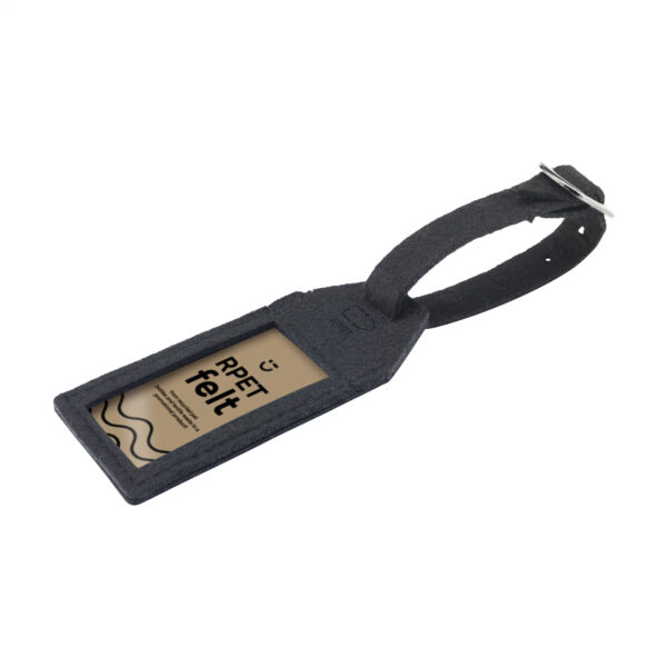 Étiquette de bagage en feutre RPET recyclé, idéale pour identifier facilement ses valises. Personnalisation en sérigraphie (1 couleur) sur une zone de marquage de 140 x 10 mm. Dimensions : 11 x 5.5 cm – Poids : 9g. Disponible en gris ou noir.
