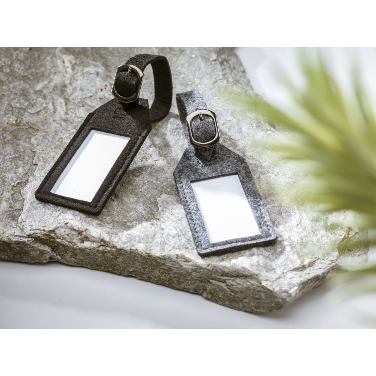 Étiquette de bagage en feutre RPET recyclé, idéale pour identifier facilement ses valises. Personnalisation en sérigraphie (1 couleur) sur une zone de marquage de 140 x 10 mm. Dimensions : 11 x 5.5 cm – Poids : 9g. Disponible en gris ou noir.