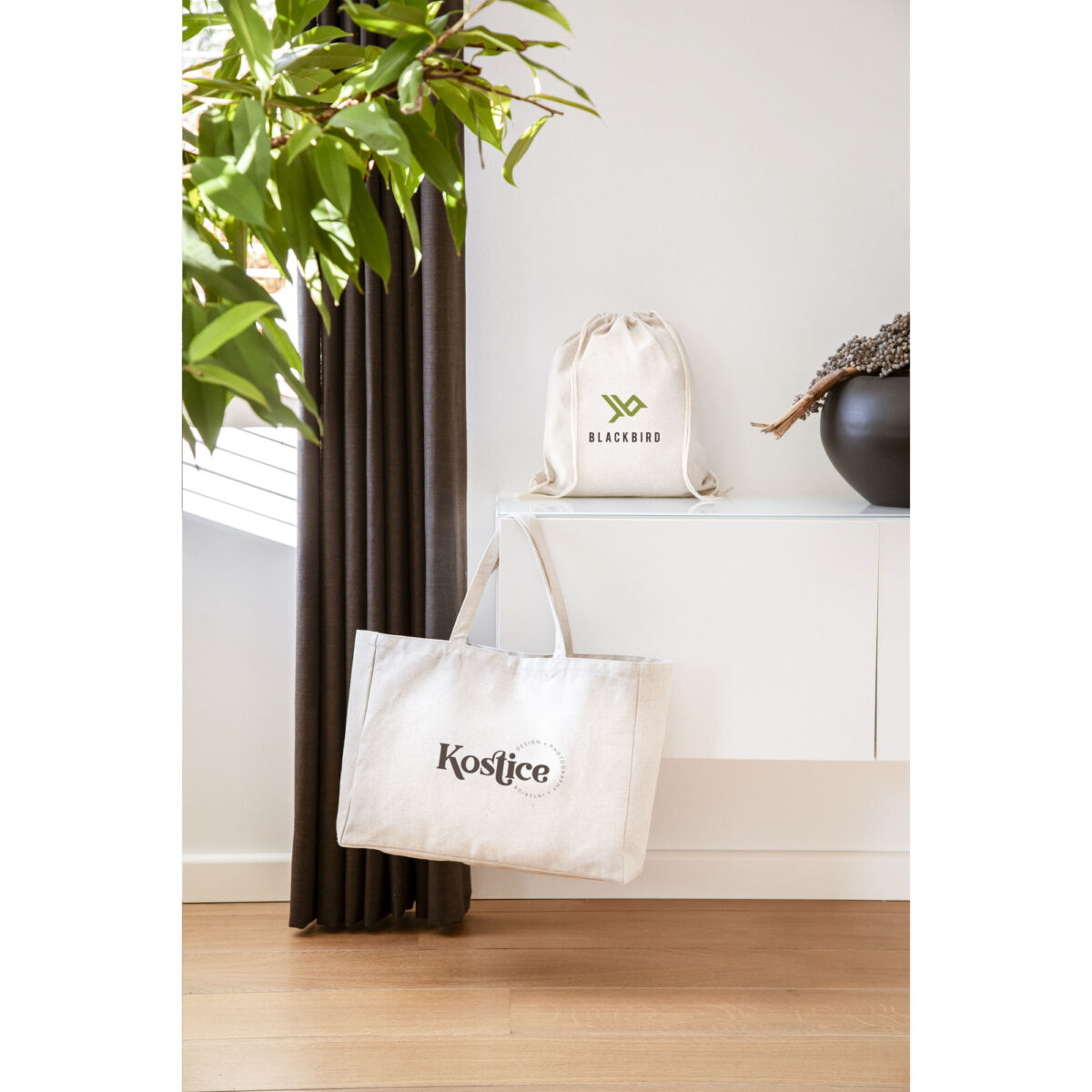 Sac cabas 19L en fibres de chanvre 475 g/m², personnalisable en sérigraphie (1 ou 2 couleurs). Résistant, écologique et réutilisable pour un usage quotidien.