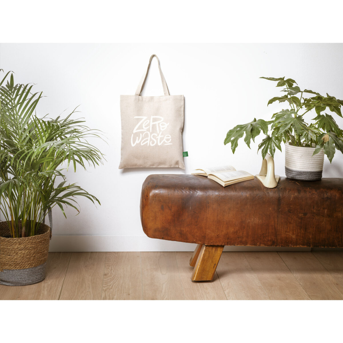 Tote bag en chanvre 250 g/m², léger et résistant, personnalisable en sérigraphie (1 ou 2 couleurs). Format 37 x 45 cm, anses longues et capacité de 8L.
