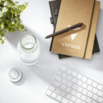 Stylo bille en marc de café, personnalisable en tampographie (1 ou 2 couleurs). Léger, durable et écoresponsable, disponible avec encre bleue ou noire.