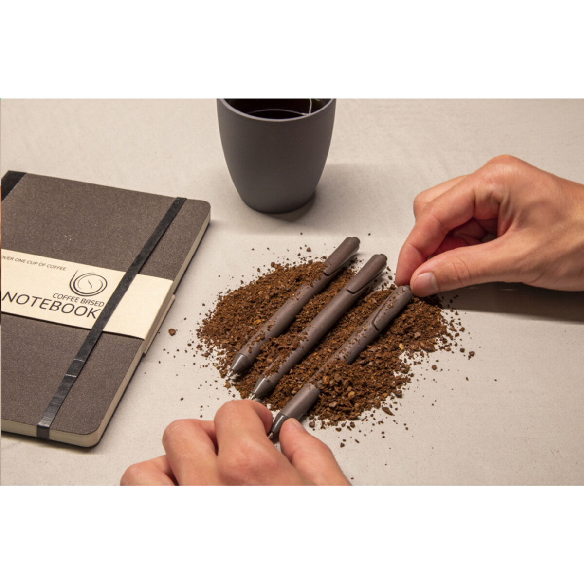 Stylo bille en marc de café, personnalisable en tampographie (1 ou 2 couleurs). Léger, durable et écoresponsable, disponible avec encre bleue ou noire.