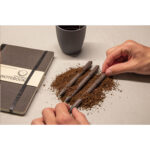 Stylo bille en marc de café, personnalisable en tampographie (1 ou 2 couleurs). Léger, durable et écoresponsable, disponible avec encre bleue ou noire.