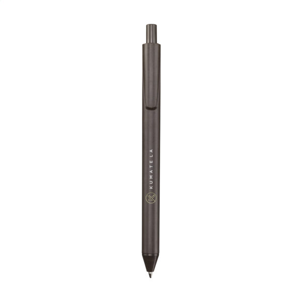 Stylo bille en marc de café, personnalisable en tampographie (1 ou 2 couleurs). Léger, durable et écoresponsable, disponible avec encre bleue ou noire.
