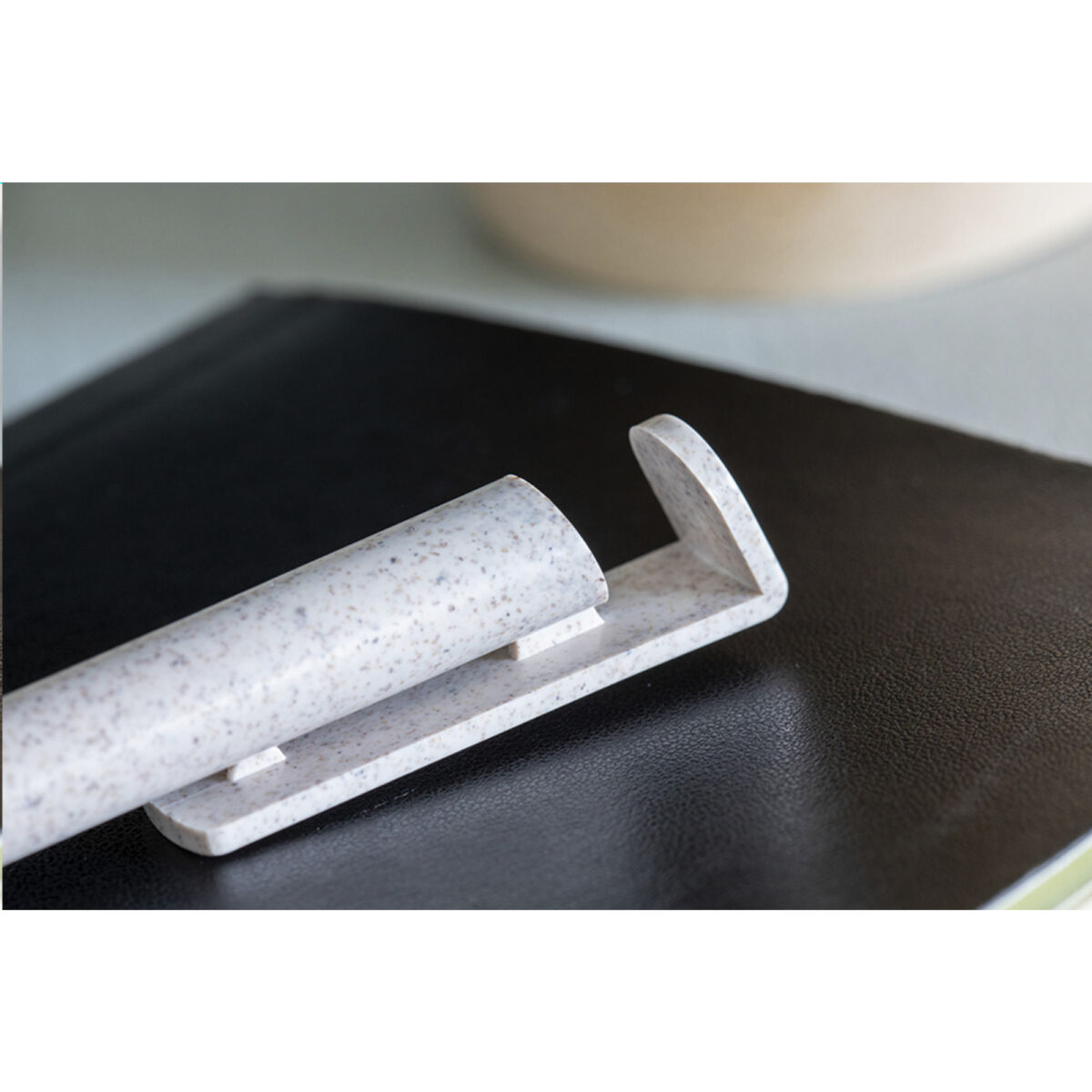 Stylo bille écologique composé à 80 % de paille de blé, avec une fonction support de téléphone intégrée