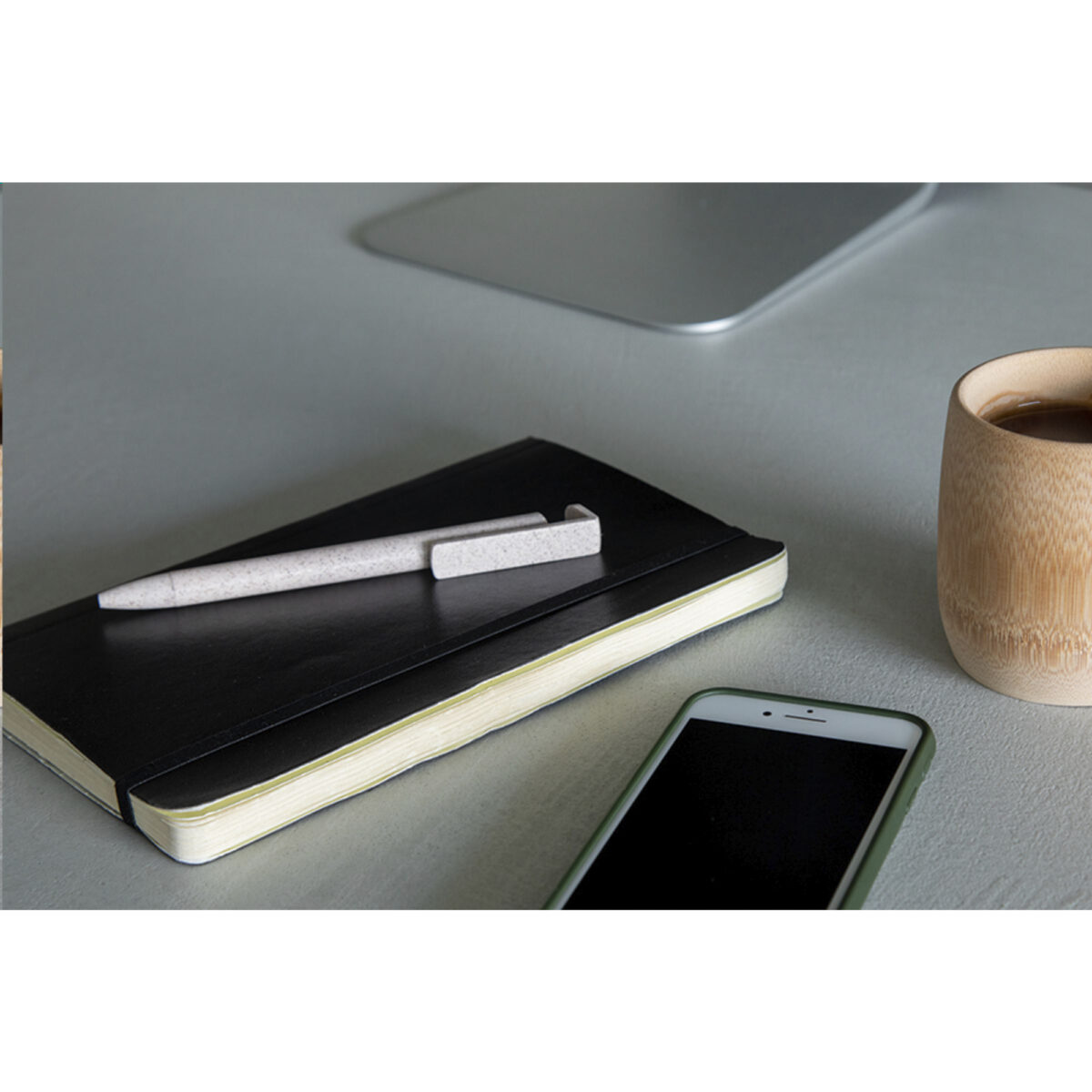 Stylo bille écologique composé à 80 % de paille de blé, avec une fonction support de téléphone intégrée