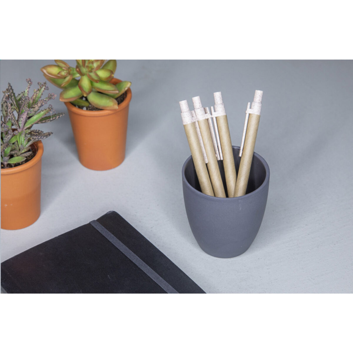 Stylo bille en déchets de blé et papier recyclé, personnalisable en tampographie (1 ou 2 couleurs). Léger, écoresponsable et disponible en naturel ou noir.