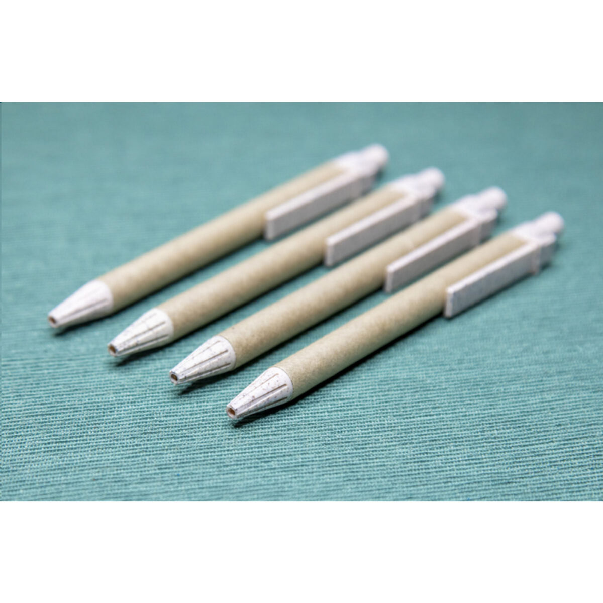 Stylo bille en déchets de blé et papier recyclé, personnalisable en tampographie (1 ou 2 couleurs). Léger, écoresponsable et disponible en naturel ou noir.