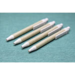 Stylo bille en déchets de blé et papier recyclé, personnalisable en tampographie (1 ou 2 couleurs). Léger, écoresponsable et disponible en naturel ou noir.