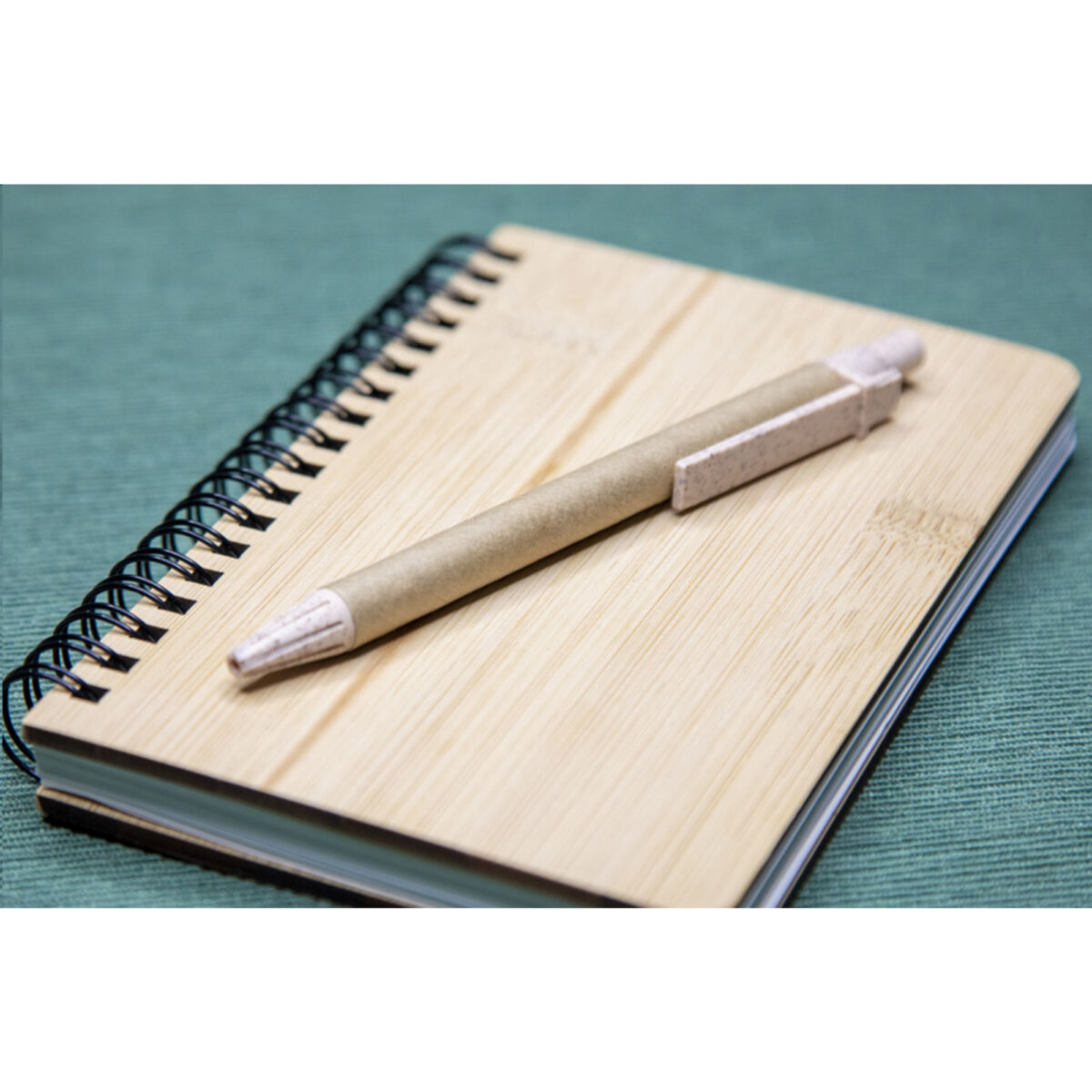 Stylo bille en déchets de blé et papier recyclé, personnalisable en tampographie (1 ou 2 couleurs). Léger, écoresponsable et disponible en naturel ou noir.