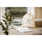 Sac en chanvre 250 g/m², avec cordon de serrage et personnalisation en sérigraphie (1 ou 2 couleurs). Format 33 x 40 cm, résistant et écoresponsable.