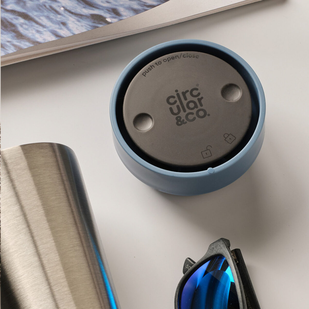 thermos en acier recyclé,tasse à café isotherme,mug de voyage en inox,gobelet réutilisable café,tasse thermos personnalisable <strong data-start="301" data-end="338">Tasse thermos réutilisable 225 ml</strong>, fabriquée en <strong data-start="353" data-end="387">98% d’acier inoxydable recyclé</strong> avec un <strong data-start="396" data-end="431">couvercle innovant Quick-Click™</strong>. <strong data-start="433" data-end="496">Personnalisation par gravure laser (avec ou sans nominatif)</strong> sur une <strong data-start="505" data-end="527">zone de 35 x 35 mm</strong>. <strong data-start="529" data-end="559">Dimensions : 8,4 x 12,8 cm</strong> – <strong data-start="562" data-end="578">Poids : 231g</strong> – <strong data-start="581" data-end="624">Disponible en blanc, bleu, vert et noir</strong>.