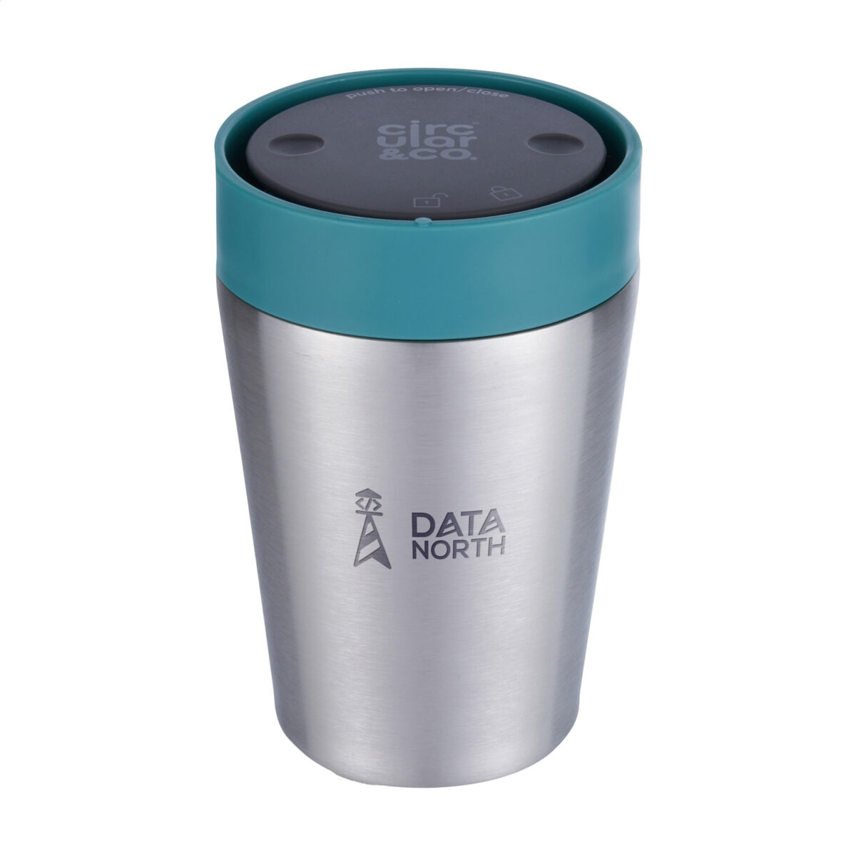 Tasse thermos réutilisable 225 ml, fabriquée en 98% d’acier inoxydable recyclé avec un couvercle innovant Quick-Click™. Personnalisation par gravure laser (avec ou sans nominatif) sur une zone de 35 x 35 mm. Dimensions : 8,4 x 12,8 cm – Poids : 231g – Disponible en blanc, bleu, vert et noir.