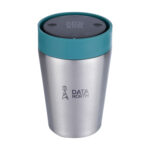 Tasse thermos réutilisable 225 ml, fabriquée en 98% d’acier inoxydable recyclé avec un couvercle innovant Quick-Click™. Personnalisation par gravure laser (avec ou sans nominatif) sur une zone de 35 x 35 mm. Dimensions : 8,4 x 12,8 cm – Poids : 231g – Disponible en blanc, bleu, vert et noir.