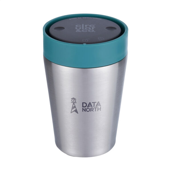 Tasse thermos réutilisable 225 ml, fabriquée en 98% d’acier inoxydable recyclé avec un couvercle innovant Quick-Click™. Personnalisation par gravure laser (avec ou sans nominatif) sur une zone de 35 x 35 mm. Dimensions : 8,4 x 12,8 cm – Poids : 231g – Disponible en blanc, bleu, vert et noir.