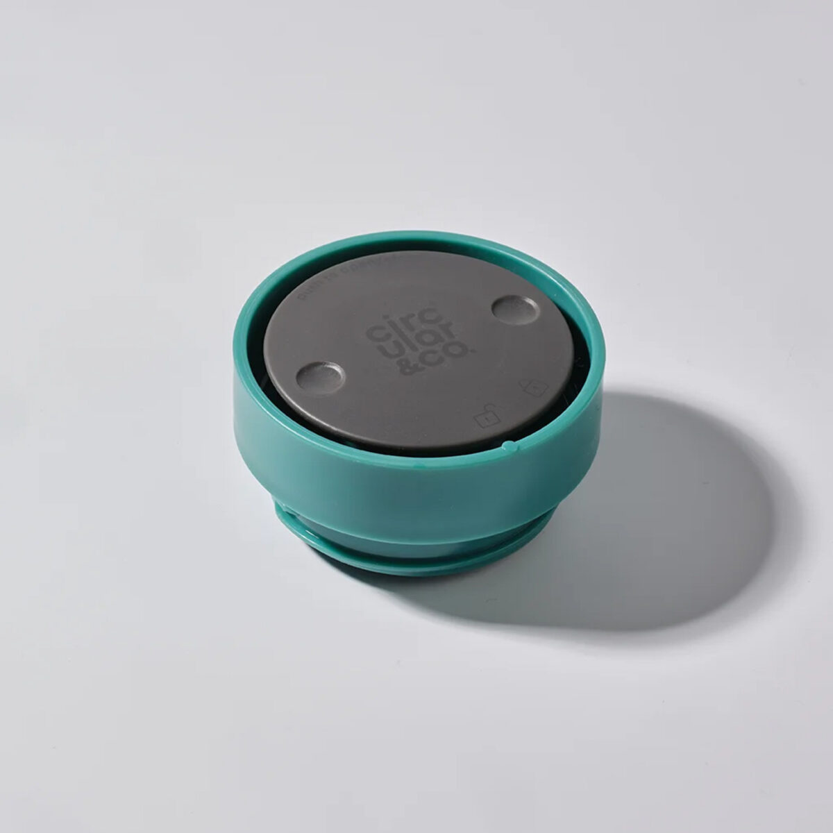 Tasse thermos réutilisable 225 ml, fabriquée en 98% d’acier inoxydable recyclé avec un couvercle innovant Quick-Click™. Personnalisation par gravure laser (avec ou sans nominatif) sur une zone de 35 x 35 mm. Dimensions : 8,4 x 12,8 cm – Poids : 231g – Disponible en blanc, bleu, vert et noir.