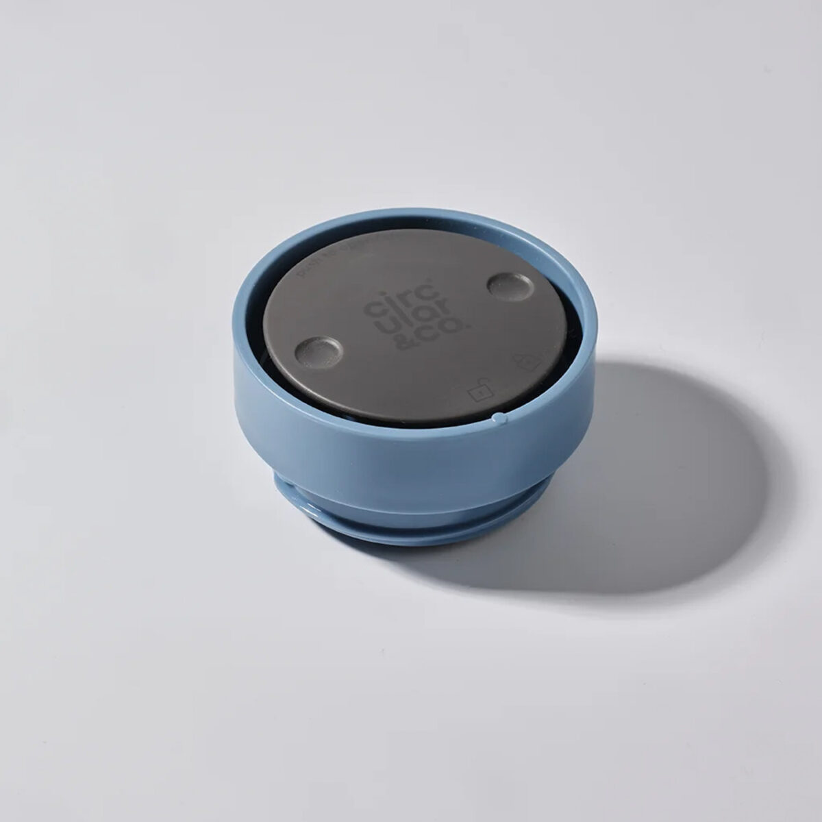 Tasse thermos réutilisable 225 ml, fabriquée en 98% d’acier inoxydable recyclé avec un couvercle innovant Quick-Click™. Personnalisation par gravure laser (avec ou sans nominatif) sur une zone de 35 x 35 mm. Dimensions : 8,4 x 12,8 cm – Poids : 231g – Disponible en blanc, bleu, vert et noir.