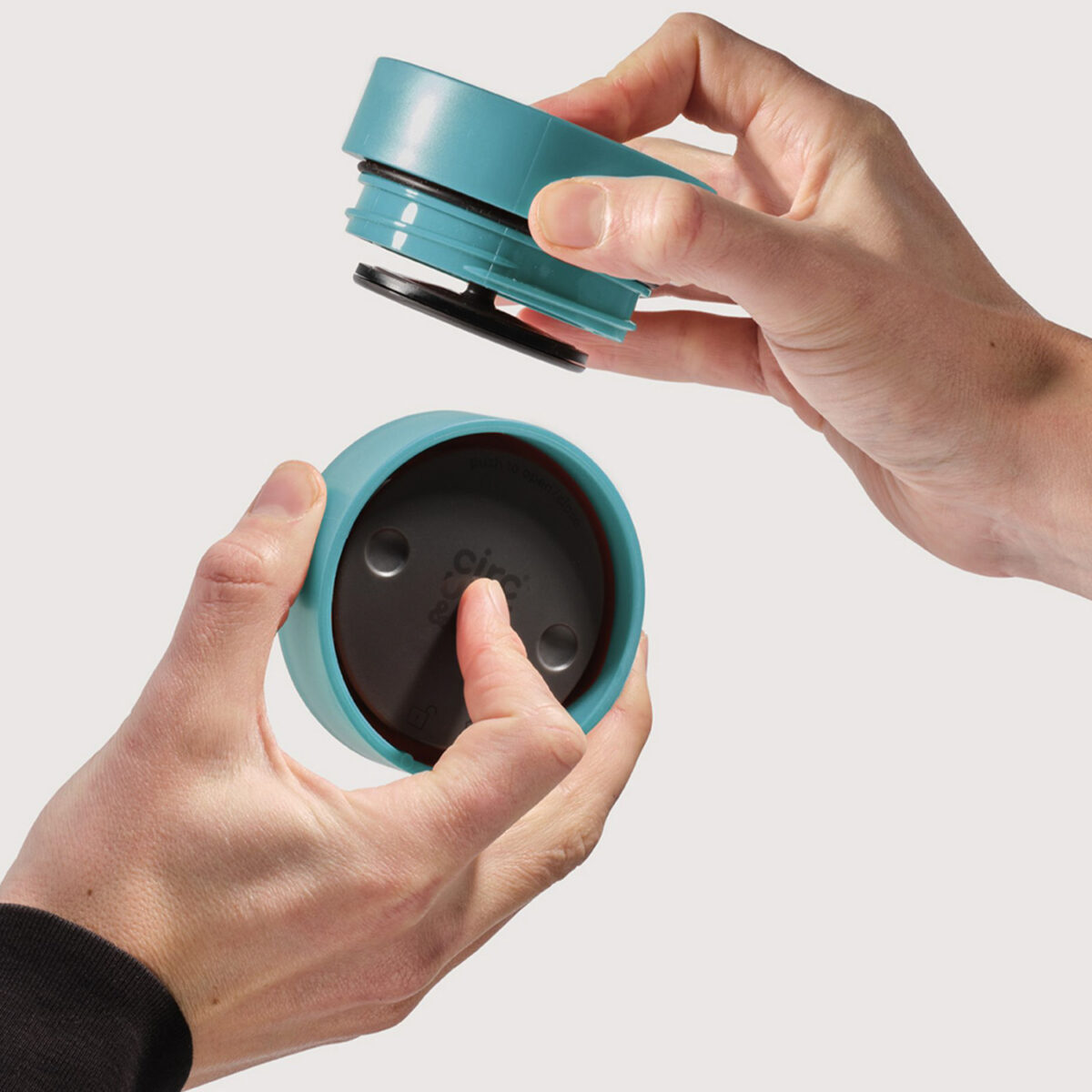 Tasse thermos réutilisable 225 ml, fabriquée en 98% d’acier inoxydable recyclé avec un couvercle innovant Quick-Click™. Personnalisation par gravure laser (avec ou sans nominatif) sur une zone de 35 x 35 mm. Dimensions : 8,4 x 12,8 cm – Poids : 231g – Disponible en blanc, bleu, vert et noir.