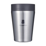 Tasse thermos réutilisable 225 ml, fabriquée en 98% d’acier inoxydable recyclé avec un couvercle innovant Quick-Click™. Personnalisation par gravure laser (avec ou sans nominatif) sur une zone de 35 x 35 mm. Dimensions : 8,4 x 12,8 cm – Poids : 231g – Disponible en blanc, bleu, vert et noir.
