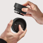 Tasse thermos réutilisable 225 ml, fabriquée en 98% d’acier inoxydable recyclé avec un couvercle innovant Quick-Click™. Personnalisation par gravure laser (avec ou sans nominatif) sur une zone de 35 x 35 mm. Dimensions : 8,4 x 12,8 cm – Poids : 231g – Disponible en blanc, bleu, vert et noir.