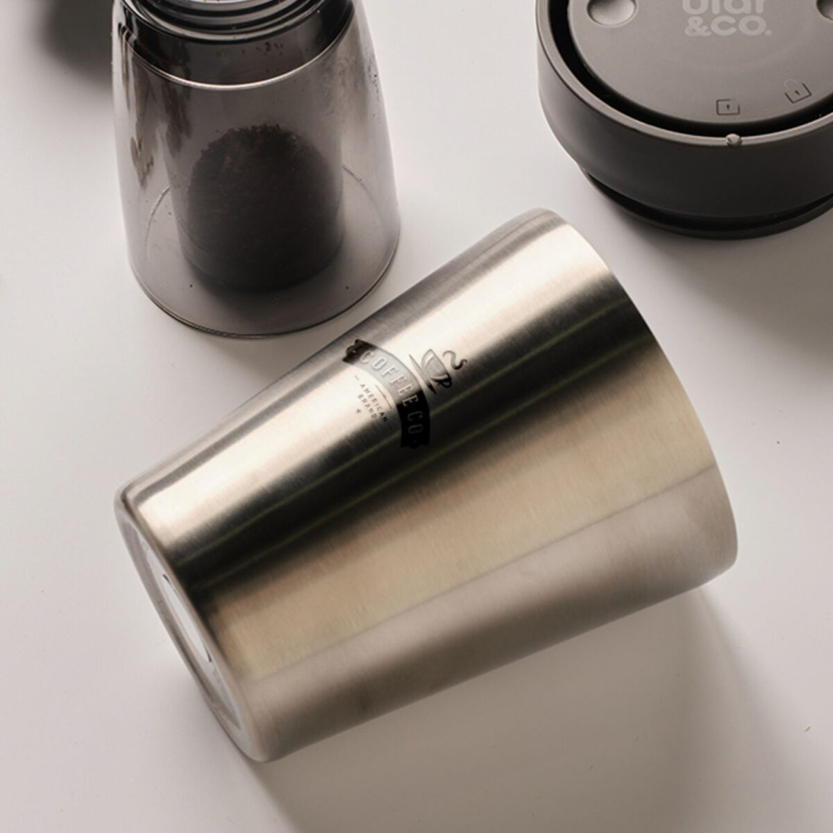 Tasse thermos réutilisable 225 ml, fabriquée en 98% d’acier inoxydable recyclé avec un couvercle innovant Quick-Click™. Personnalisation par gravure laser (avec ou sans nominatif) sur une zone de 35 x 35 mm. Dimensions : 8,4 x 12,8 cm – Poids : 231g – Disponible en blanc, bleu, vert et noir.