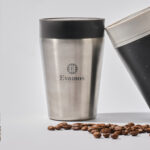 Tasse thermos réutilisable 225 ml, fabriquée en 98% d’acier inoxydable recyclé avec un couvercle innovant Quick-Click™. Personnalisation par gravure laser (avec ou sans nominatif) sur une zone de 35 x 35 mm. Dimensions : 8,4 x 12,8 cm – Poids : 231g – Disponible en blanc, bleu, vert et noir.