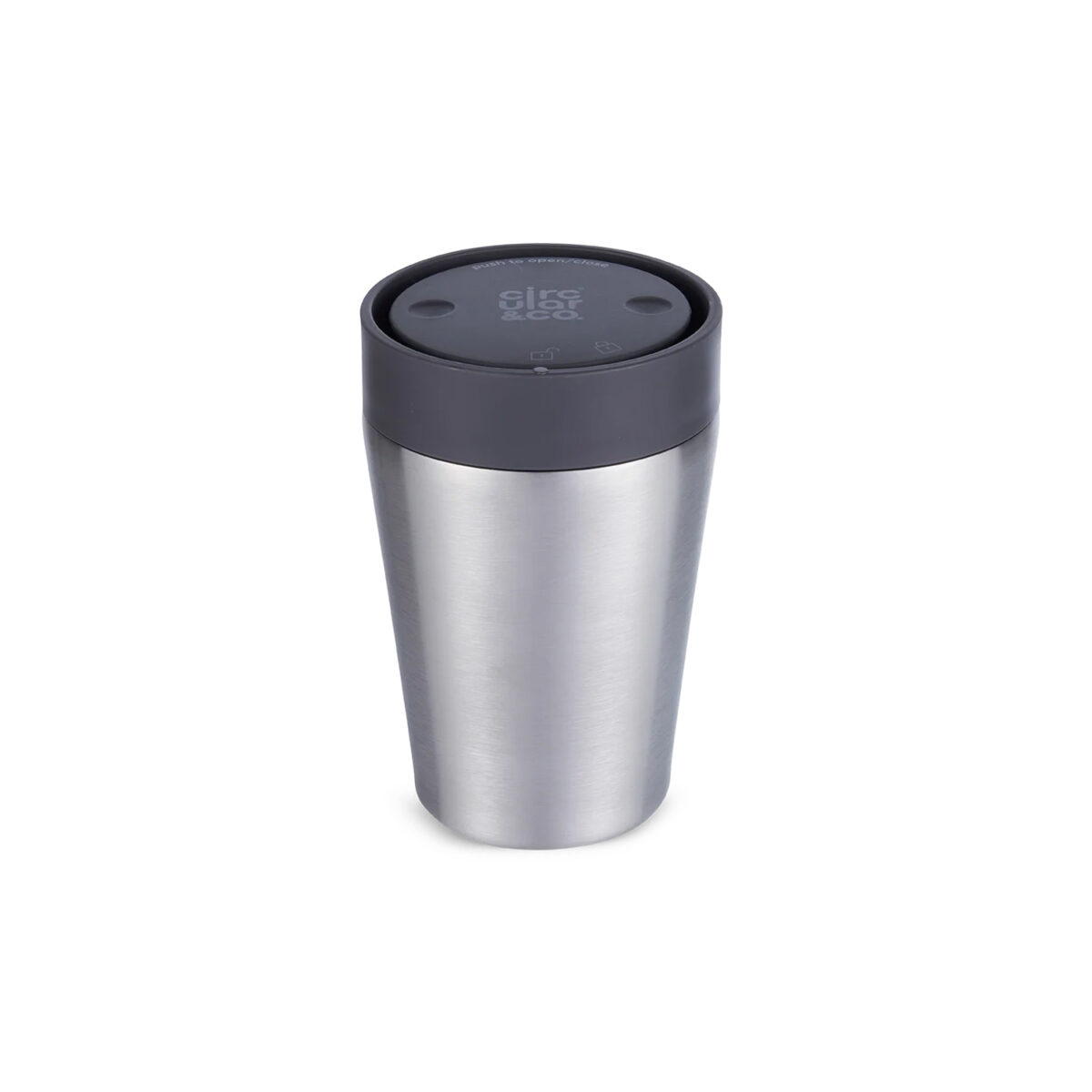 Tasse thermos réutilisable 225 ml, fabriquée en 98% d’acier inoxydable recyclé avec un couvercle innovant Quick-Click™. Personnalisation par gravure laser (avec ou sans nominatif) sur une zone de 35 x 35 mm. Dimensions : 8,4 x 12,8 cm – Poids : 231g – Disponible en blanc, bleu, vert et noir.