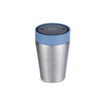 Tasse thermos réutilisable 225 ml, fabriquée en 98% d’acier inoxydable recyclé avec un couvercle innovant Quick-Click™. Personnalisation par gravure laser (avec ou sans nominatif) sur une zone de 35 x 35 mm. Dimensions : 8,4 x 12,8 cm – Poids : 231g – Disponible en blanc, bleu, vert et noir.