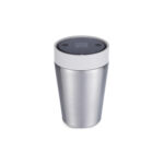 Tasse thermos réutilisable 225 ml, fabriquée en 98% d’acier inoxydable recyclé avec un couvercle innovant Quick-Click™. Personnalisation par gravure laser (avec ou sans nominatif) sur une zone de 35 x 35 mm. Dimensions : 8,4 x 12,8 cm – Poids : 231g – Disponible en blanc, bleu, vert et noir.