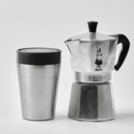 Tasse thermos réutilisable 225 ml, fabriquée en 98% d’acier inoxydable recyclé avec un couvercle innovant Quick-Click™. Personnalisation par gravure laser (avec ou sans nominatif) sur une zone de 35 x 35 mm. Dimensions : 8,4 x 12,8 cm – Poids : 231g – Disponible en blanc, bleu, vert et noir.