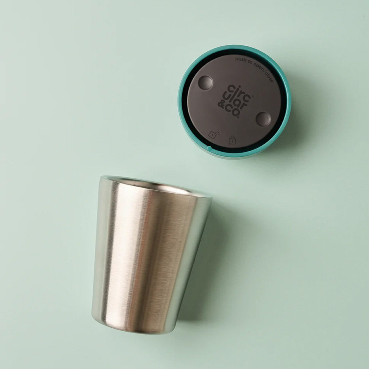 Tasse thermos réutilisable 225 ml, fabriquée en 98% d’acier inoxydable recyclé avec un couvercle innovant Quick-Click™. Personnalisation par gravure laser (avec ou sans nominatif) sur une zone de 35 x 35 mm. Dimensions : 8,4 x 12,8 cm – Poids : 231g – Disponible en blanc, bleu, vert et noir.