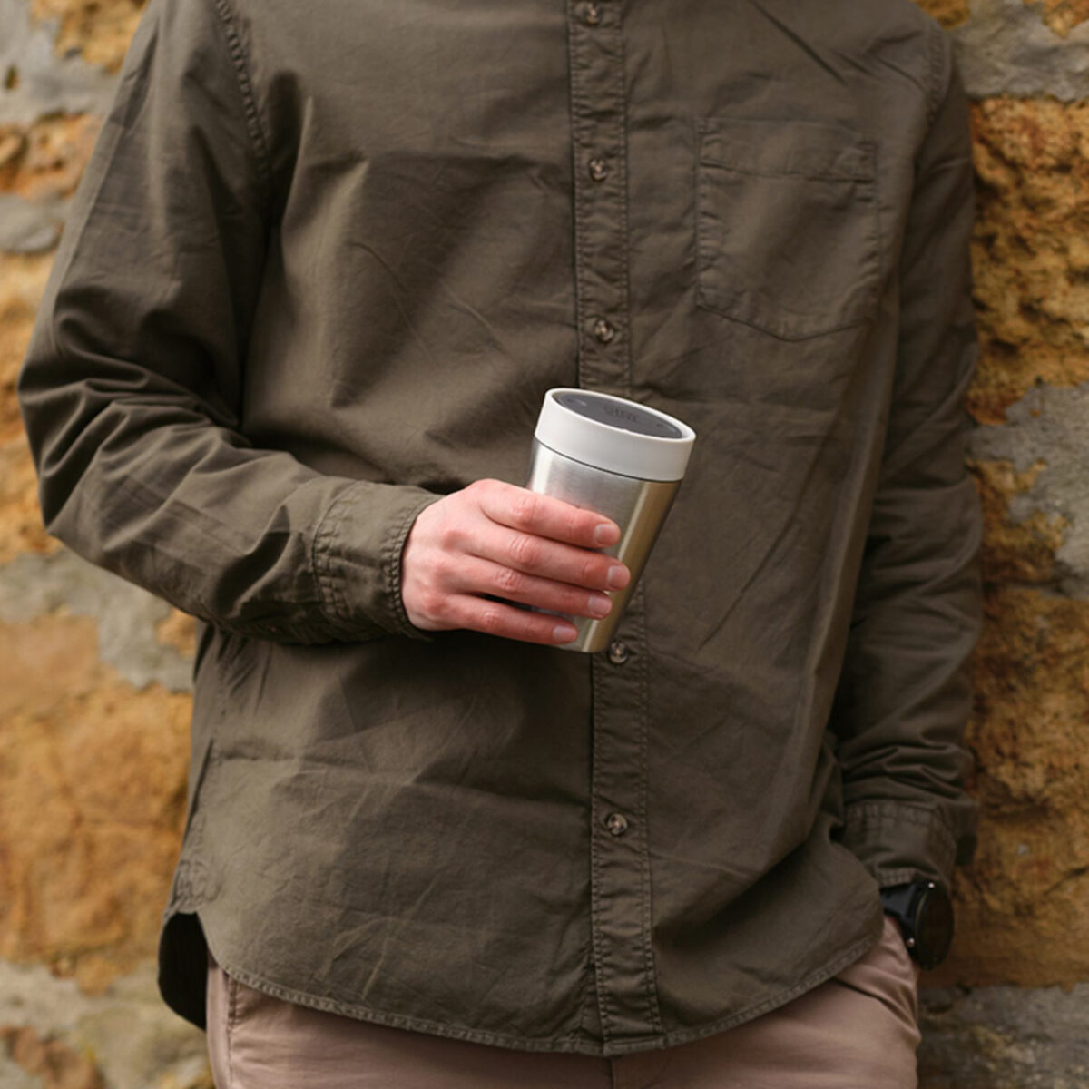 Tasse thermos réutilisable 225 ml, fabriquée en 98% d’acier inoxydable recyclé avec un couvercle innovant Quick-Click™. Personnalisation par gravure laser (avec ou sans nominatif) sur une zone de 35 x 35 mm. Dimensions : 8,4 x 12,8 cm – Poids : 231g – Disponible en blanc, bleu, vert et noir.