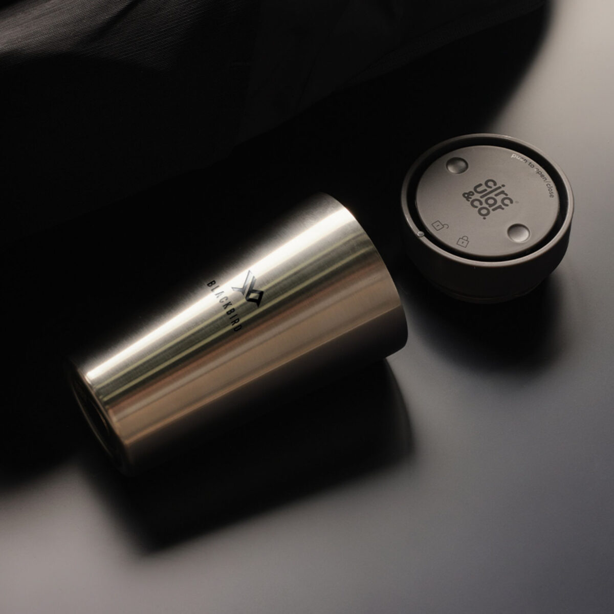thermos à café 340 ml,tasse isotherme réutilisable <strong data-start="301" data-end="332">Thermos réutilisable 340 ml</strong>, fabriqué en <strong data-start="346" data-end="380">98% d’acier inoxydable recyclé</strong>, avec <strong data-start="387" data-end="437">couvercle innovant Quick-Click™ et Trust-Lock™</strong>. <strong data-start="439" data-end="502">Personnalisation par gravure laser (avec ou sans nominatif)</strong> sur une <strong data-start="511" data-end="533">zone de 35 x 35 mm</strong>. Dimensions : 8,4 x 20 cm – Poids : 276g – Disponible en blanc, bleu, vert et noir.