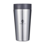 Thermos réutilisable 340 ml, fabriqué en 98% d’acier inoxydable recyclé, avec couvercle innovant Quick-Click™ et Trust-Lock™. Personnalisation par gravure laser (avec ou sans nominatif) sur une zone de 35 x 35 mm. Dimensions : 8,4 x 20 cm – Poids : 276g – Disponible en blanc, bleu, vert et noir.