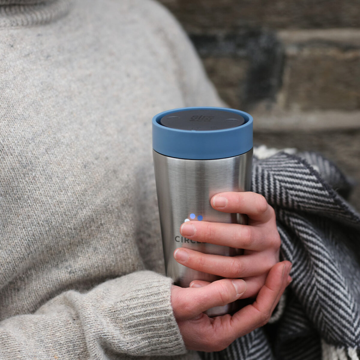 Thermos réutilisable 340 ml, fabriqué en 98% d’acier inoxydable recyclé, avec couvercle innovant Quick-Click™ et Trust-Lock™. Personnalisation par gravure laser (avec ou sans nominatif) sur une zone de 35 x 35 mm. Dimensions : 8,4 x 20 cm – Poids : 276g – Disponible en blanc, bleu, vert et noir.