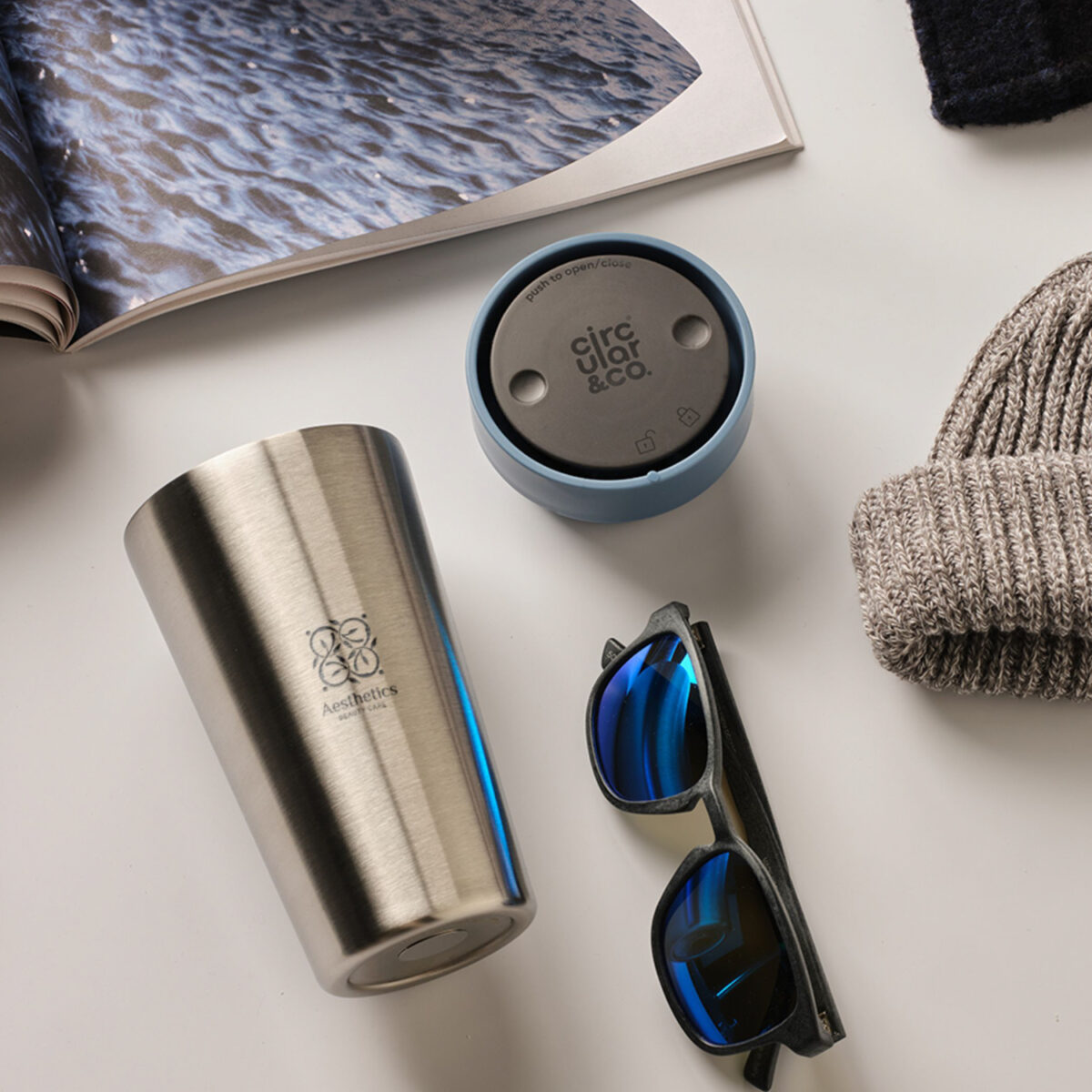 Thermos réutilisable 340 ml, fabriqué en 98% d’acier inoxydable recyclé, avec couvercle innovant Quick-Click™ et Trust-Lock™. Personnalisation par gravure laser (avec ou sans nominatif) sur une zone de 35 x 35 mm. Dimensions : 8,4 x 20 cm – Poids : 276g – Disponible en blanc, bleu, vert et noir.