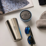 Thermos réutilisable 340 ml, fabriqué en 98% d’acier inoxydable recyclé, avec couvercle innovant Quick-Click™ et Trust-Lock™. Personnalisation par gravure laser (avec ou sans nominatif) sur une zone de 35 x 35 mm. Dimensions : 8,4 x 20 cm – Poids : 276g – Disponible en blanc, bleu, vert et noir.