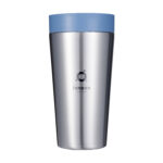 Thermos réutilisable 340 ml, fabriqué en 98% d’acier inoxydable recyclé, avec couvercle innovant Quick-Click™ et Trust-Lock™. Personnalisation par gravure laser (avec ou sans nominatif) sur une zone de 35 x 35 mm. Dimensions : 8,4 x 20 cm – Poids : 276g – Disponible en blanc, bleu, vert et noir.