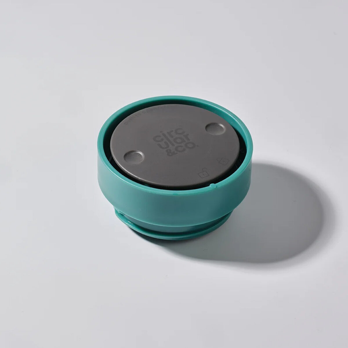 Thermos réutilisable 340 ml, fabriqué en 98% d’acier inoxydable recyclé, avec couvercle innovant Quick-Click™ et Trust-Lock™. Personnalisation par gravure laser (avec ou sans nominatif) sur une zone de 35 x 35 mm. Dimensions : 8,4 x 20 cm – Poids : 276g – Disponible en blanc, bleu, vert et noir.