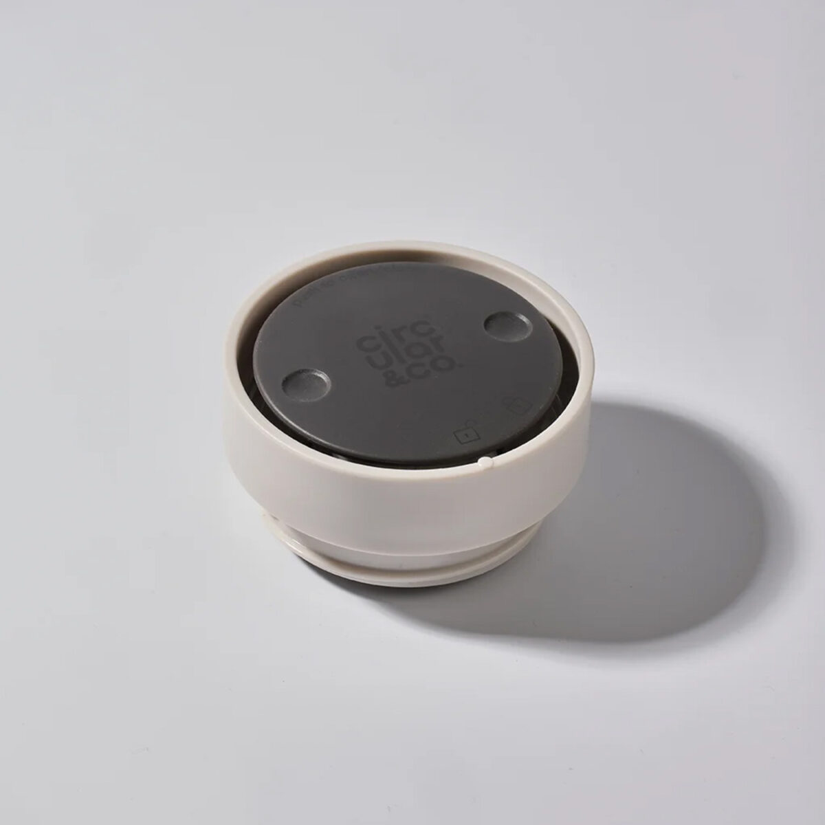 Thermos réutilisable 340 ml, fabriqué en 98% d’acier inoxydable recyclé, avec couvercle innovant Quick-Click™ et Trust-Lock™. Personnalisation par gravure laser (avec ou sans nominatif) sur une zone de 35 x 35 mm. Dimensions : 8,4 x 20 cm – Poids : 276g – Disponible en blanc, bleu, vert et noir.