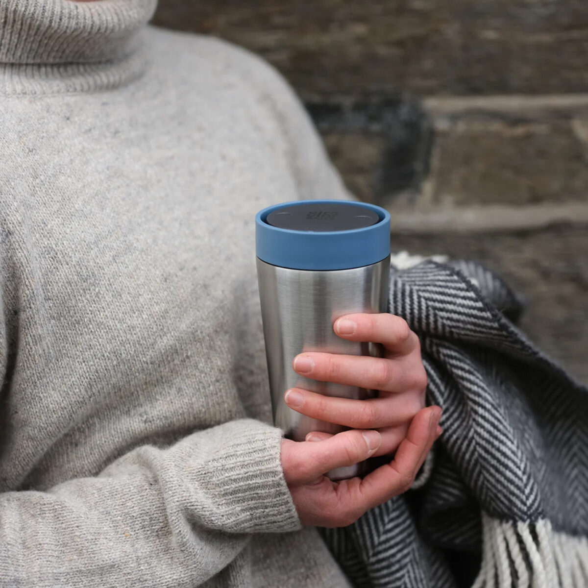 Thermos réutilisable 340 ml, fabriqué en 98% d’acier inoxydable recyclé, avec couvercle innovant Quick-Click™ et Trust-Lock™. Personnalisation par gravure laser (avec ou sans nominatif) sur une zone de 35 x 35 mm. Dimensions : 8,4 x 20 cm – Poids : 276g – Disponible en blanc, bleu, vert et noir.