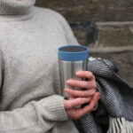 Thermos réutilisable 340 ml, fabriqué en 98% d’acier inoxydable recyclé, avec couvercle innovant Quick-Click™ et Trust-Lock™. Personnalisation par gravure laser (avec ou sans nominatif) sur une zone de 35 x 35 mm. Dimensions : 8,4 x 20 cm – Poids : 276g – Disponible en blanc, bleu, vert et noir.