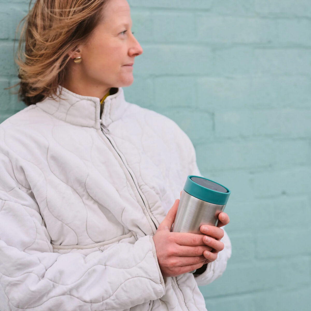 Thermos réutilisable 340 ml, fabriqué en 98% d’acier inoxydable recyclé, avec couvercle innovant Quick-Click™ et Trust-Lock™. Personnalisation par gravure laser (avec ou sans nominatif) sur une zone de 35 x 35 mm. Dimensions : 8,4 x 20 cm – Poids : 276g – Disponible en blanc, bleu, vert et noir.