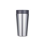 Thermos réutilisable 340 ml, fabriqué en 98% d’acier inoxydable recyclé, avec couvercle innovant Quick-Click™ et Trust-Lock™. Personnalisation par gravure laser (avec ou sans nominatif) sur une zone de 35 x 35 mm. Dimensions : 8,4 x 20 cm – Poids : 276g – Disponible en blanc, bleu, vert et noir.