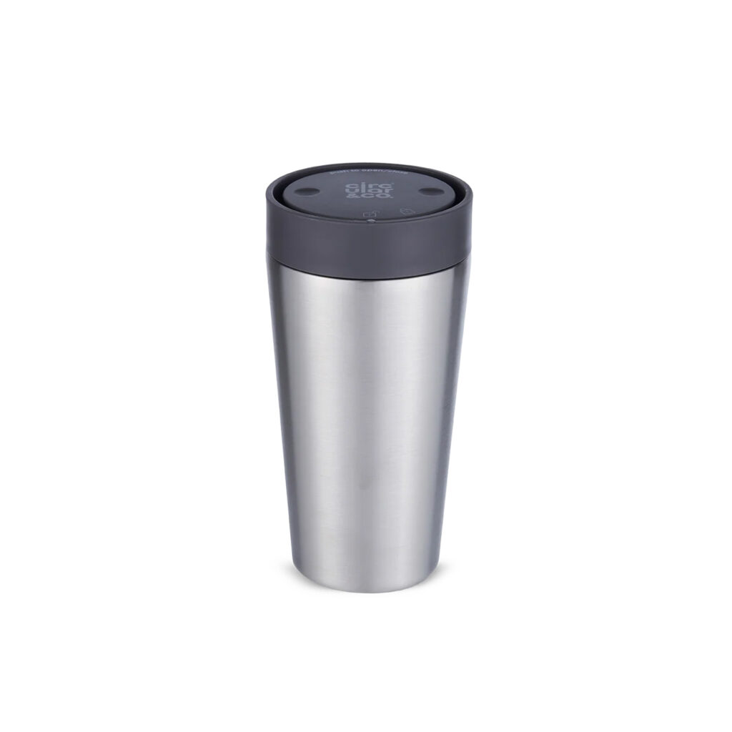 Thermos réutilisable 340 ml, fabriqué en 98% d’acier inoxydable recyclé, avec couvercle innovant Quick-Click™ et Trust-Lock™. Personnalisation par gravure laser (avec ou sans nominatif) sur une zone de 35 x 35 mm. Dimensions : 8,4 x 20 cm – Poids : 276g – Disponible en blanc, bleu, vert et noir.