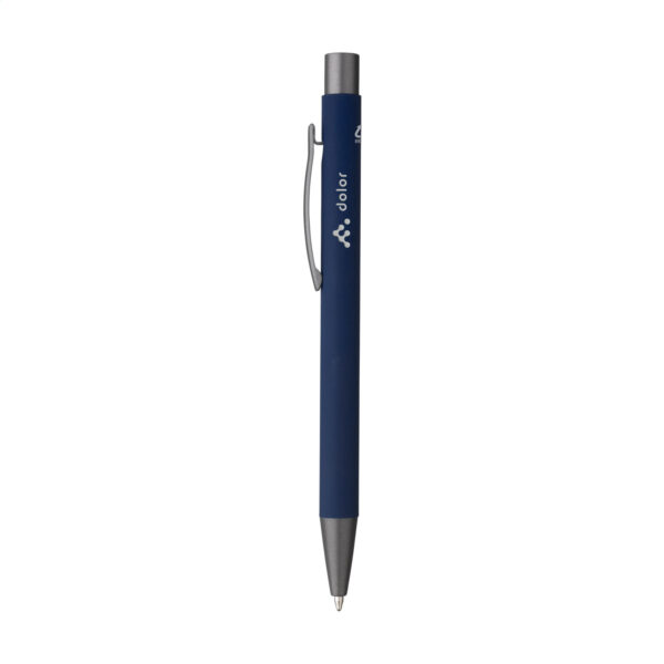 Stylo bille en aluminium recyclé, léger et élégant, avec encre bleue. Personnalisation par gravure laser ou impression numérique (quadri) sur plusieurs zones de marquage. Dimensions : 13,5 x 1 cm – Poids : 18g – Disponible en 8 couleurs.