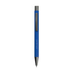 Stylo bille en aluminium recyclé, léger et élégant, avec encre bleue. Personnalisation par gravure laser ou impression numérique (quadri) sur plusieurs zones de marquage. Dimensions : 13,5 x 1 cm – Poids : 18g – Disponible en 8 couleurs.